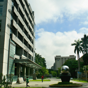 校園景色宏裕科技大樓前面圓球雕塑照片